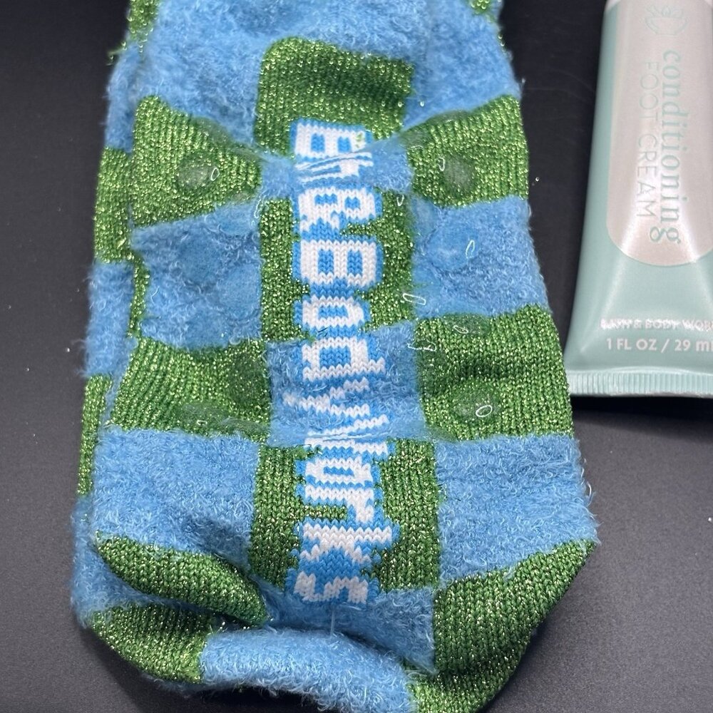 Bath & Body Works Foot Care Routine Gift Set Socks Cream Pumice Stone Christmas - Picture 10 of 14